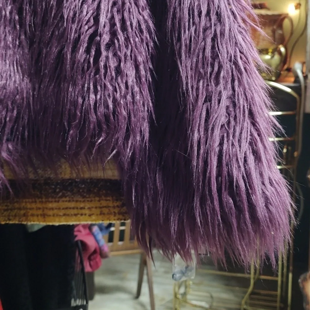 Donna Salyers' Fabulous Furs - Picture 7 of 10